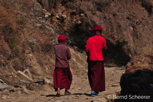 15 reasons to trek in nepal buddhist monks 1