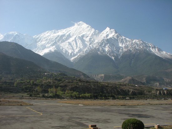 Upper mustang trek jomsome airport and nilgiri mountain